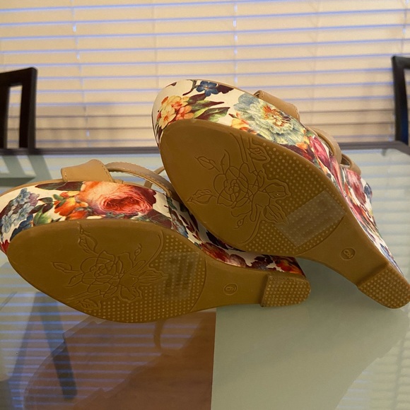 Tan Wedge Sandal with flower pattern - Picture 5 of 5